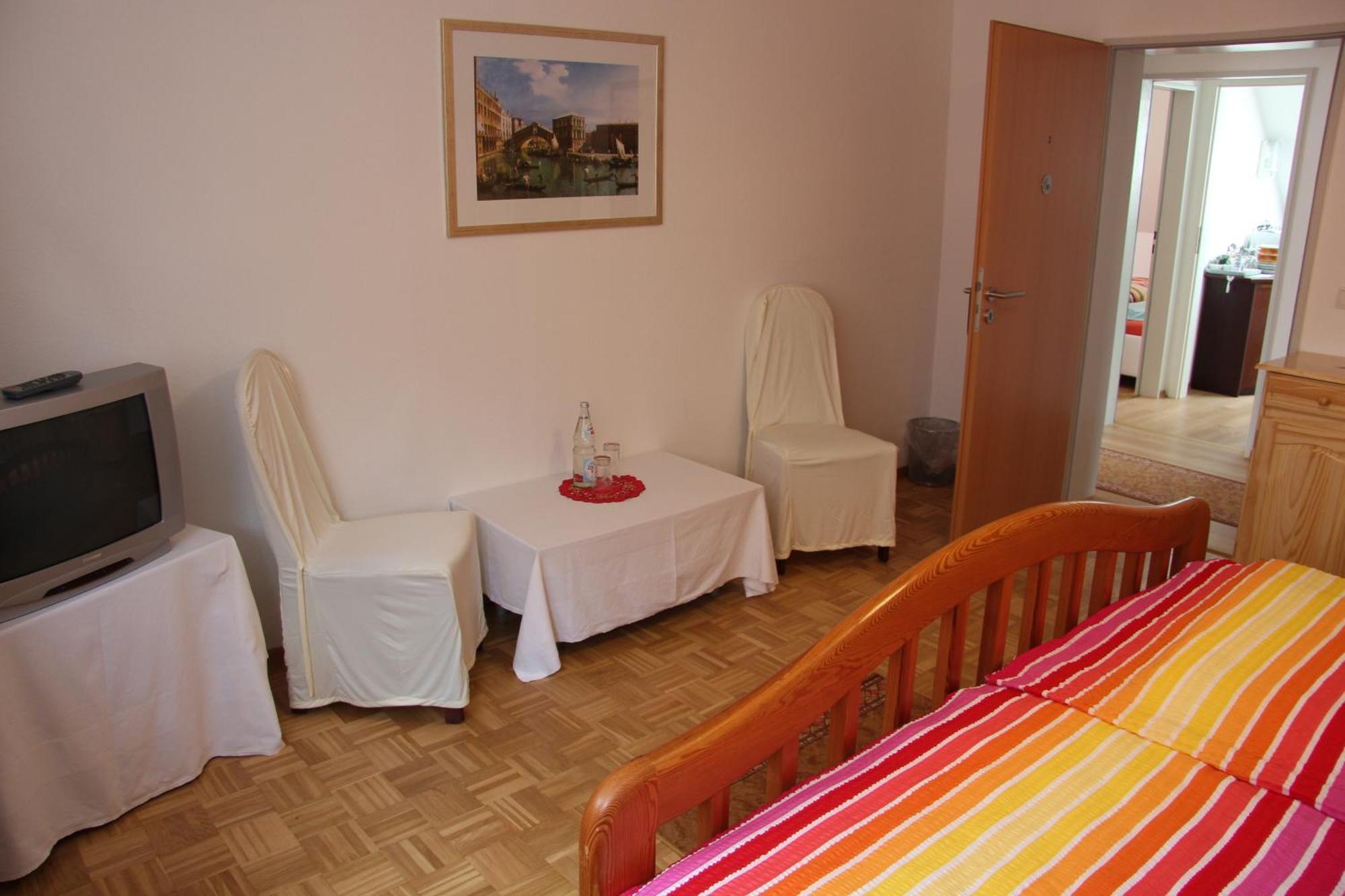 Hotel Am Schloss Neuenstein Room photo